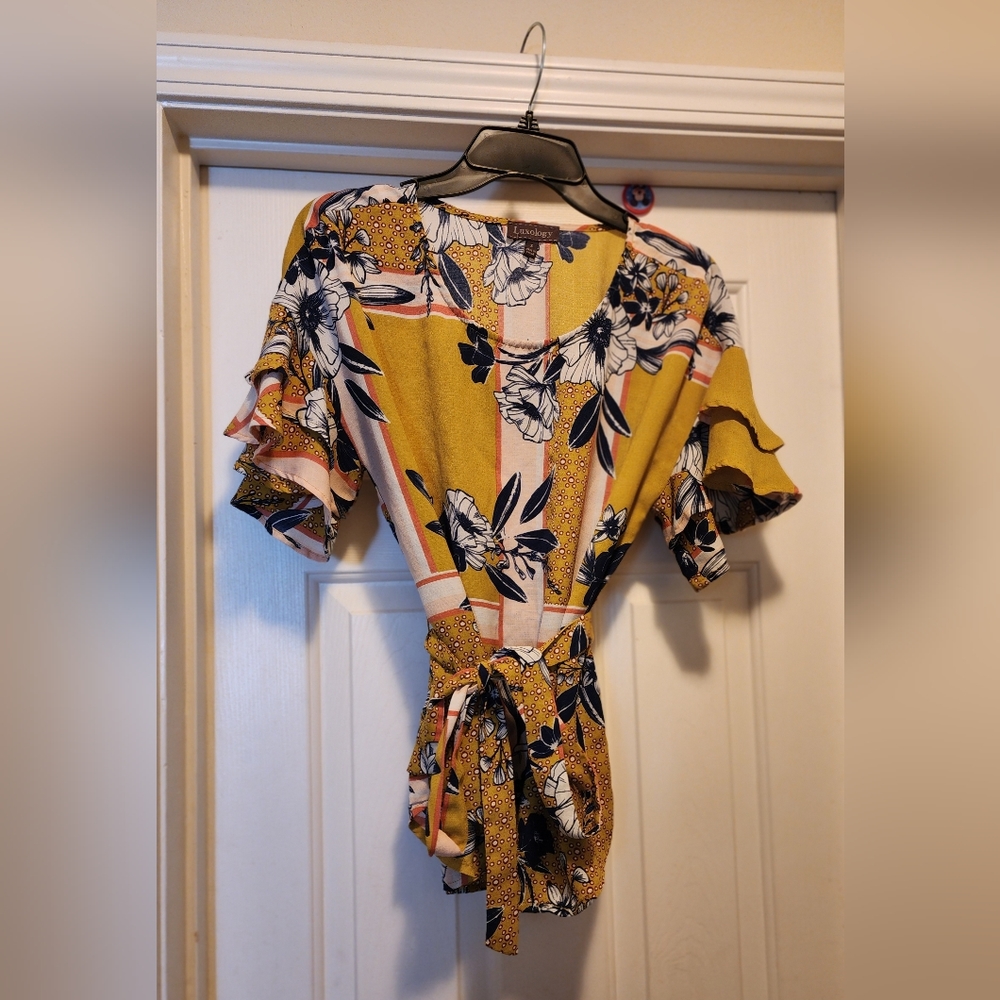 Luxology Sz S floral ruffle sleeve blouse with sash.